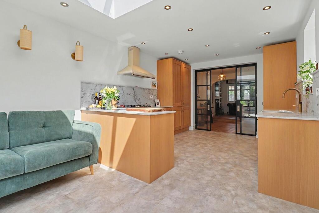 Spring Gardens, West Molesey, KT8 photo 4