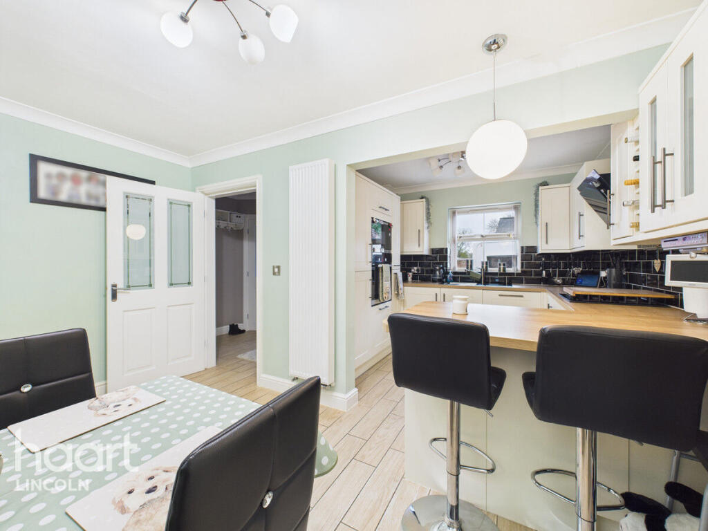 4-bed semi-detached on Hodson Close, Skellingthorpe, £325,000