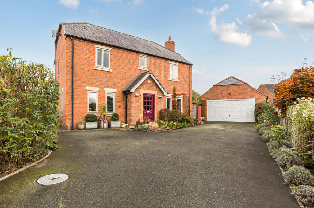 3-bed detached on Caerhowel Meadows, Caerhowel, Montgomery, Powys, SY15, £330,000
