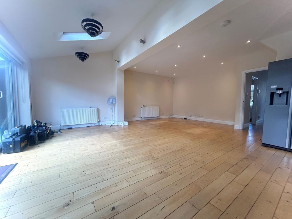 House in Sutton - View 5