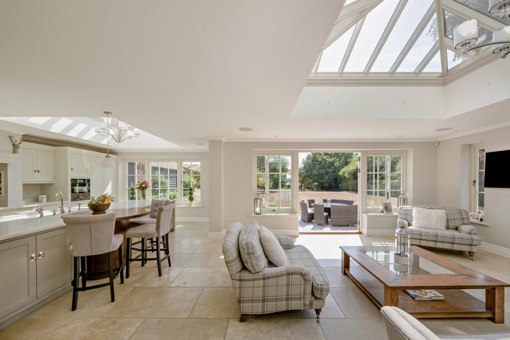 House in Uttlesford, Felsted - View 4
