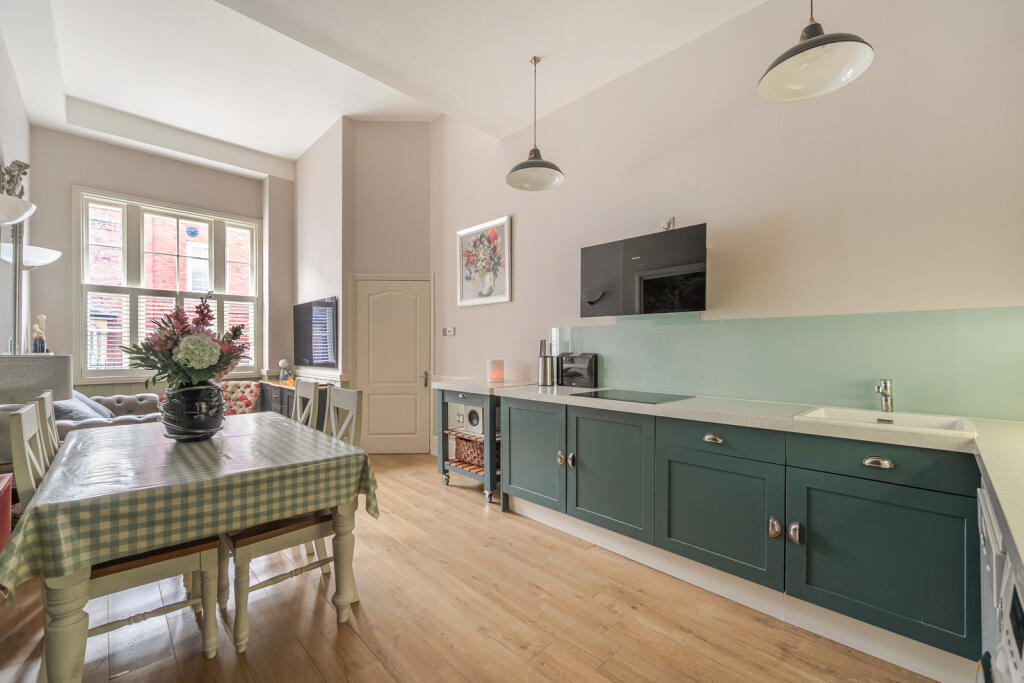 Apartment in Sunbury-on-Thames, Kempton Park - More