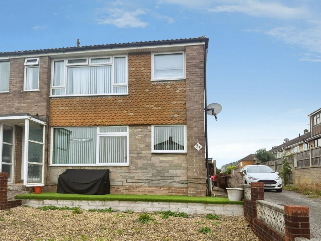2-bed flat on Ravenhead Drive, Bristol, BS14 9AU, £215,000