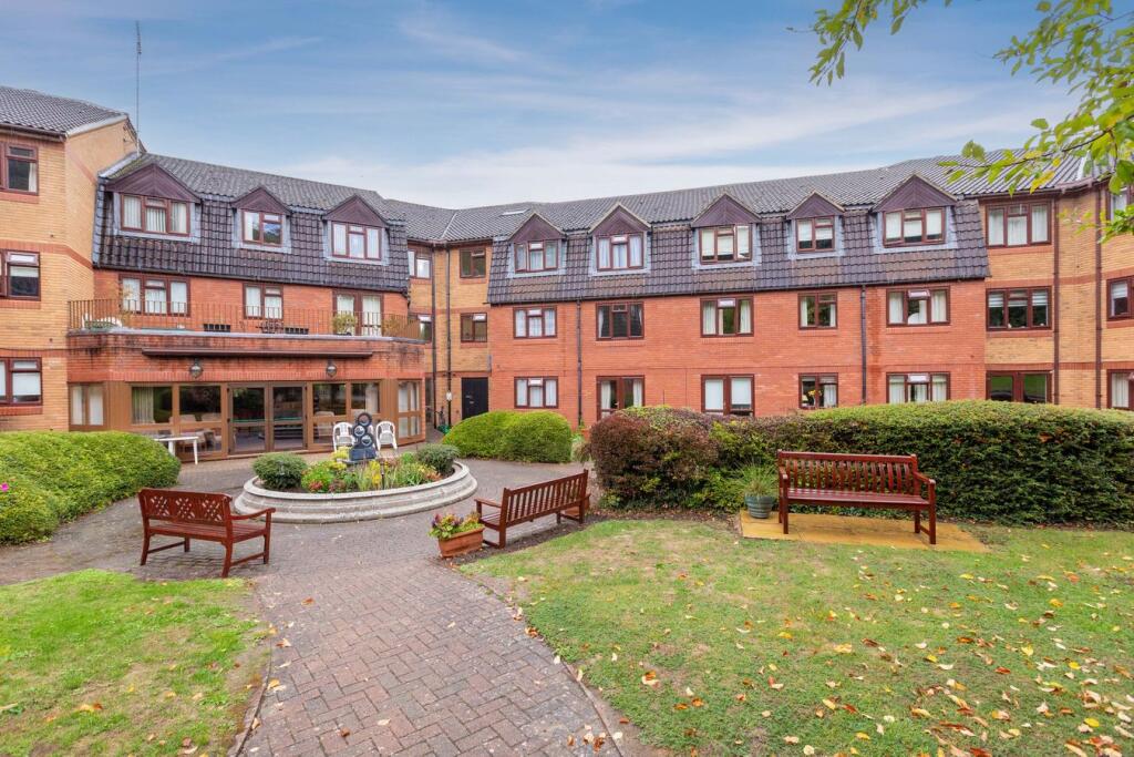 Apartment in Maidenhead, Bray Wick - View 5