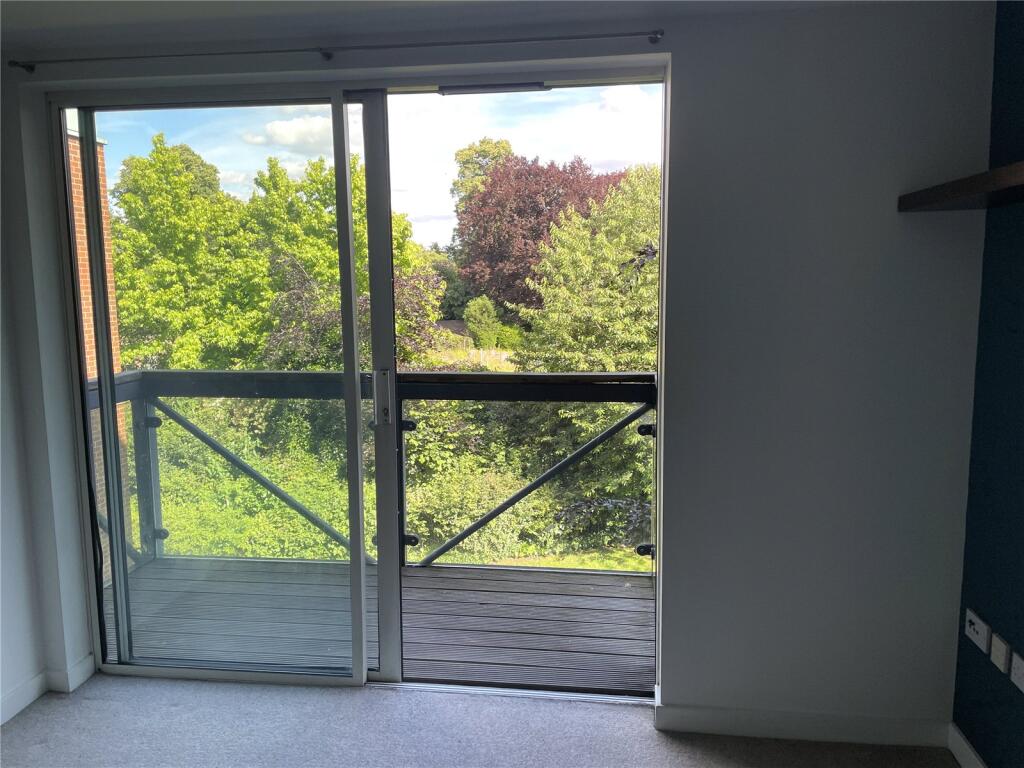 Apartment in Isleworth, Spring Grove - More