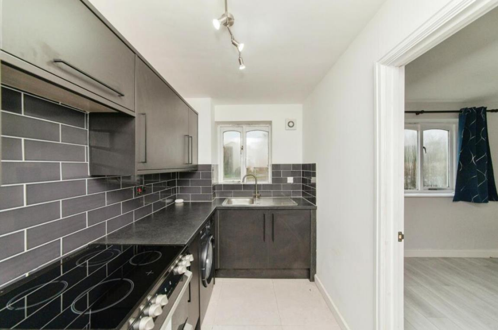 Apartment in Watford, Hertfordshire - View 4
