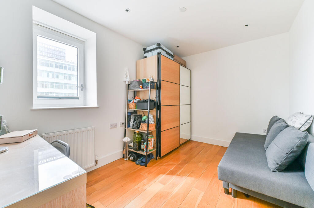 Apartment in Croydon - More