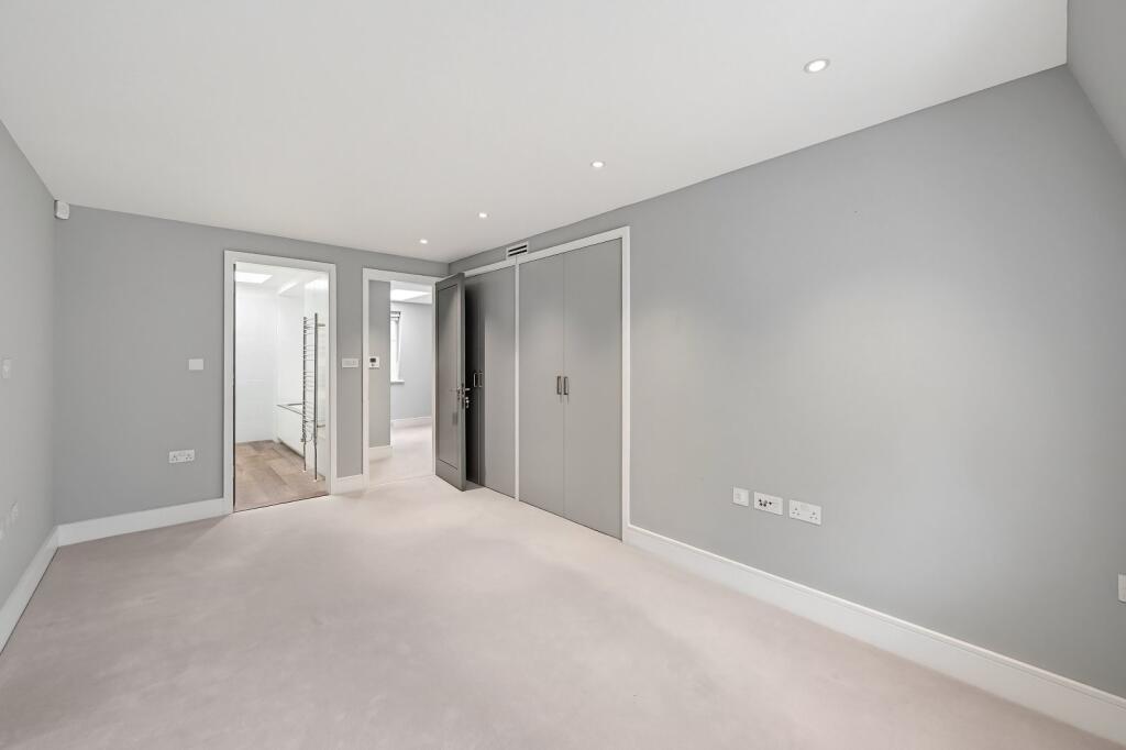 Clabon Mews, 
Knightsbridge, SW1X – další