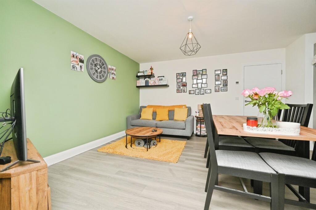 Apartment in Three Rivers, Abbots Langley - More