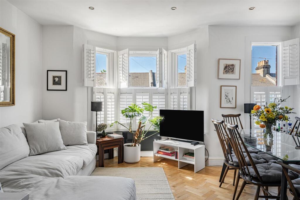 Apartment in London, Leyton - More