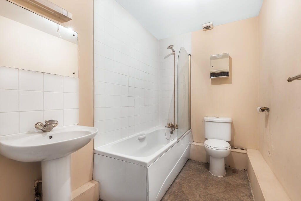 Apartment in Guildford, Surrey - View 4