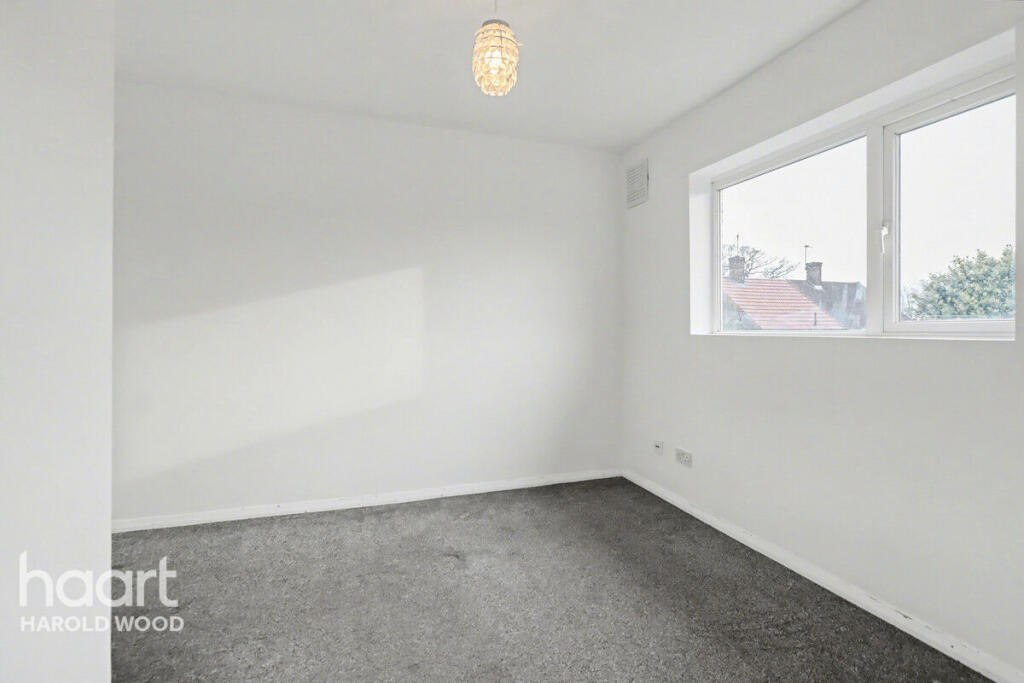 Colne Drive, Harold Hill photo 4