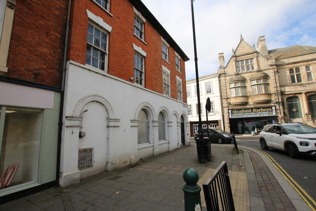 Former Barclays Bank, 21 Market Place  photo 4
