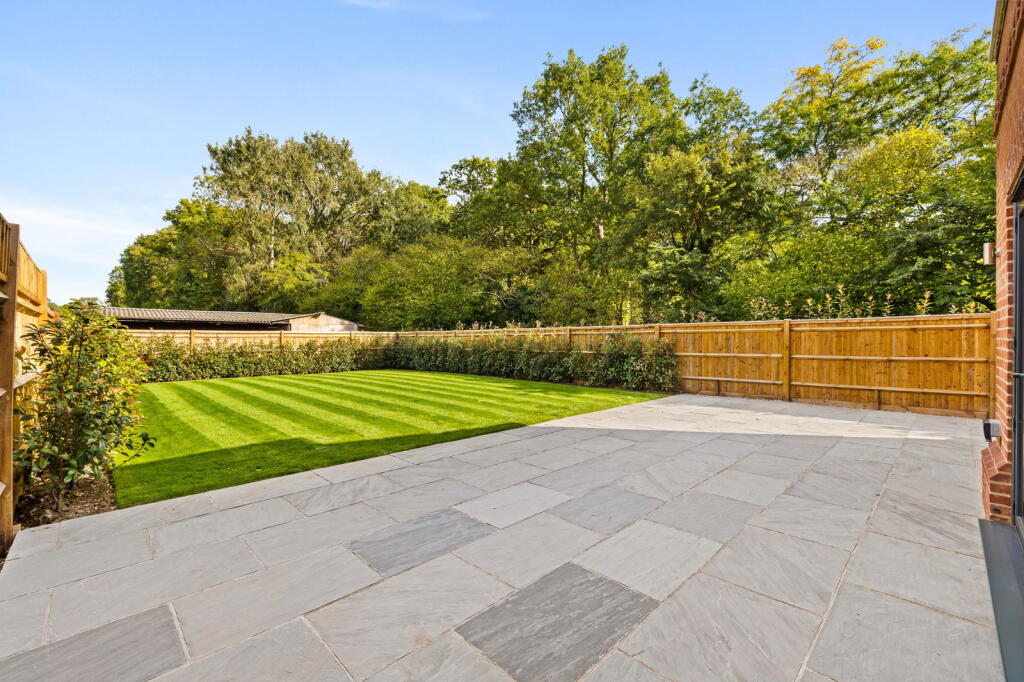 Bennett Way, West Clandon, Surrey, GU4 7TN photo 4