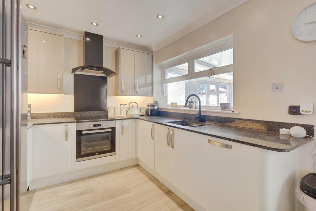 House in Southend-on-Sea - More