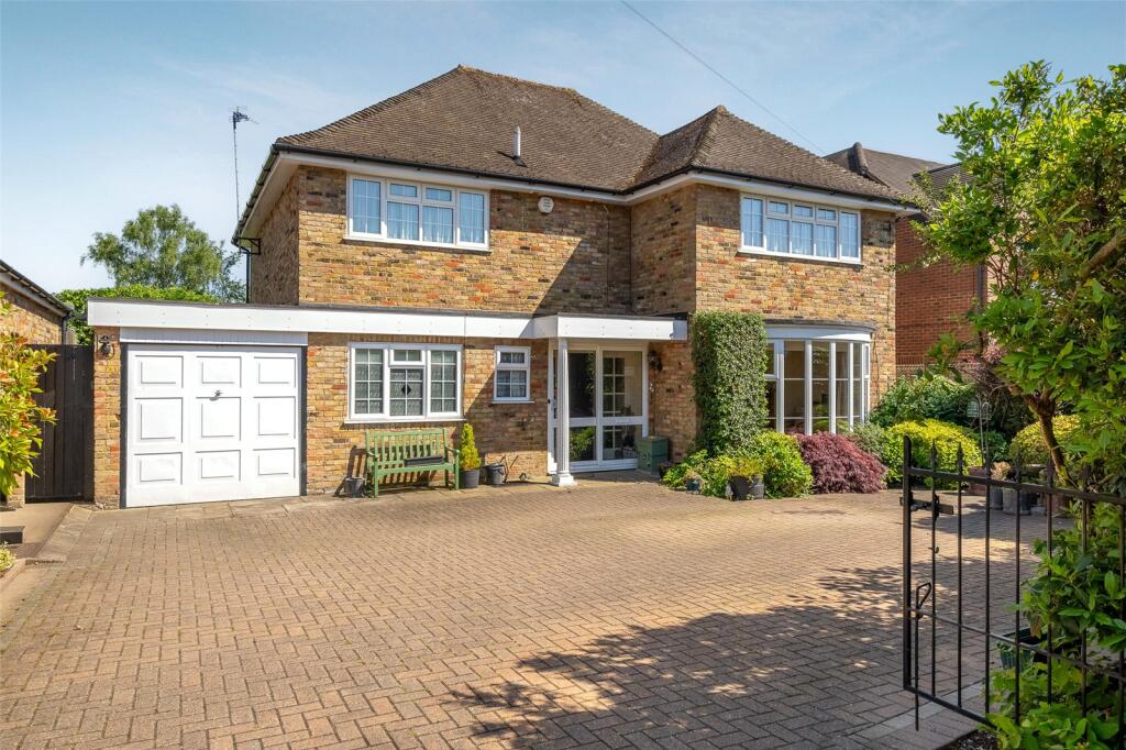 Main image of property: Chenies Avenue, Little Chalfont, Buckinghamshire, HP6