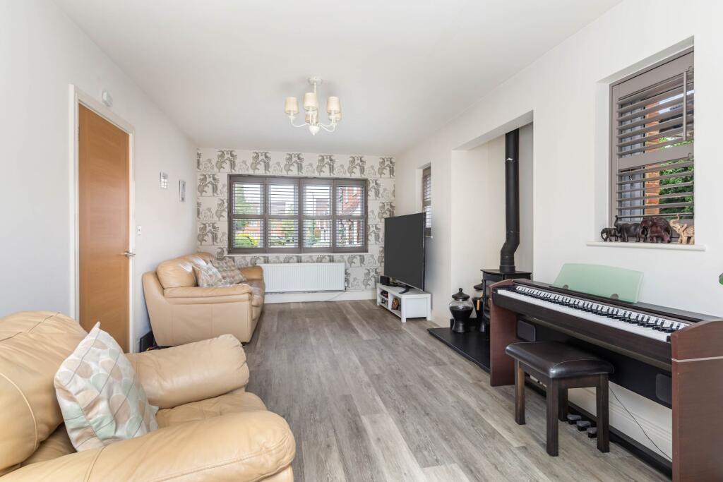 House in Horsham, Broadbridge Heath - View 3