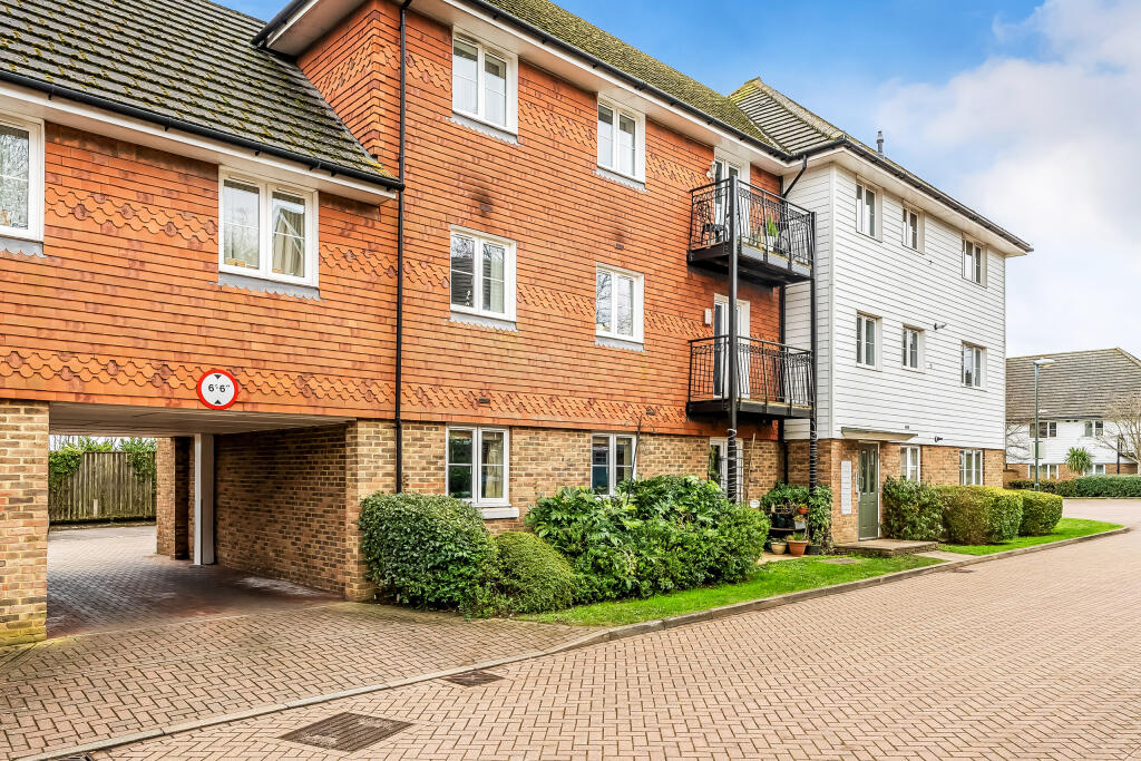 2-bed flat on Albion Way, Edenbridge, Kent, £200,000
