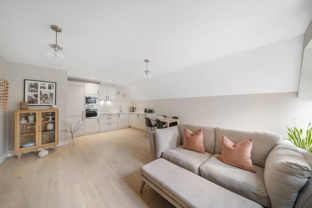 Apartment in Kingston upon Thames, Surbiton - View 3