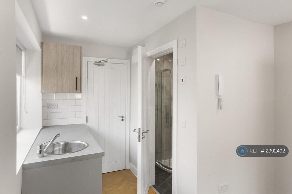 Apartment in Kingston upon Thames - View 4