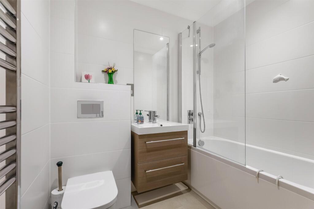 House in Tandridge, Bletchingley - More