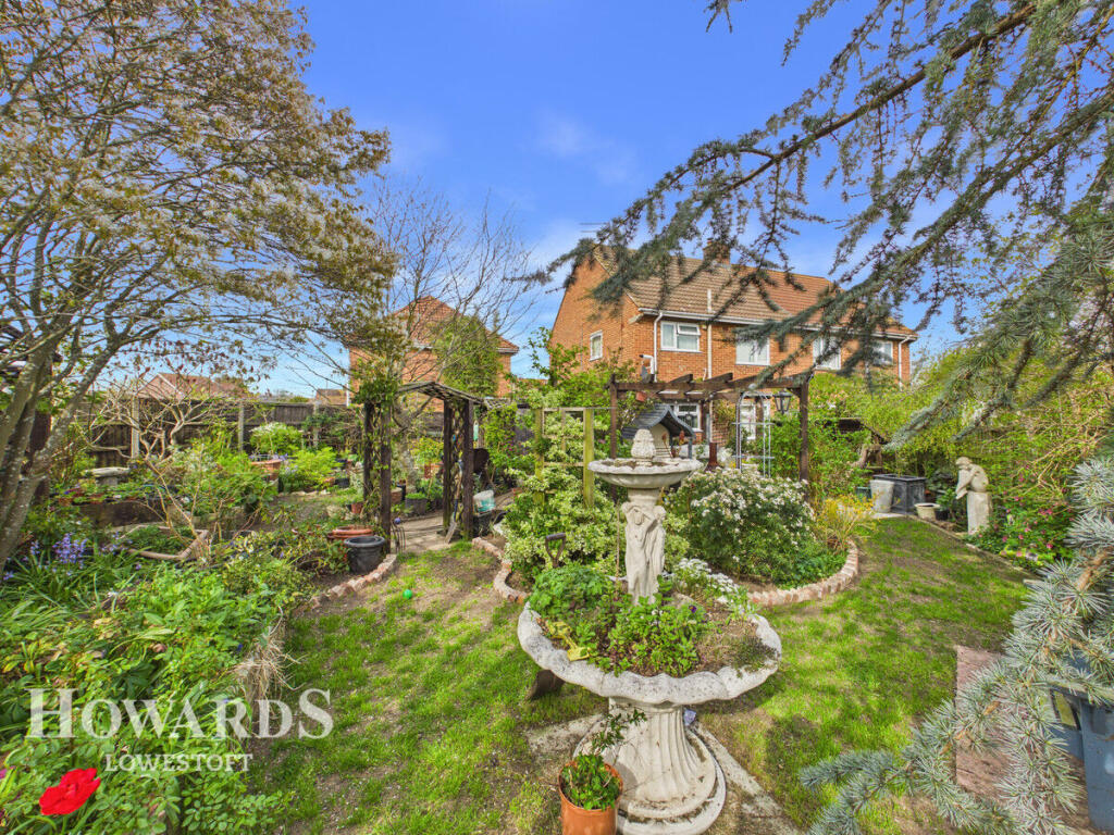 Summerfield Gardens, Lowestoft photo 2