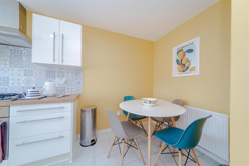 Kennedy Grove, Stirchley, Birmingham – další