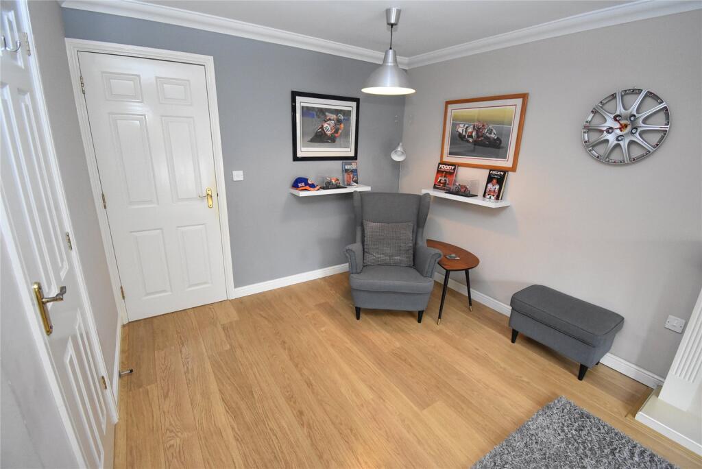 House in Houghton Regis, Central Bedfordshire - More
