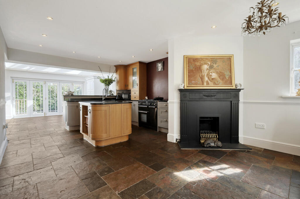 House in Chelmsford, Chancellor Park, Chelmer - View 3