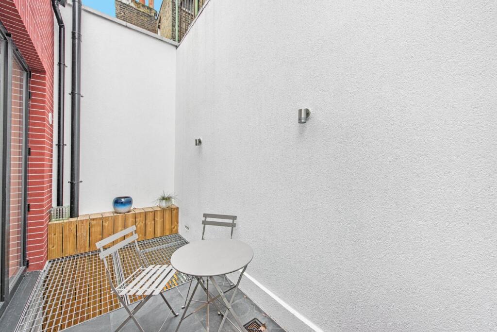 2 bedroom end of terrace house for rent