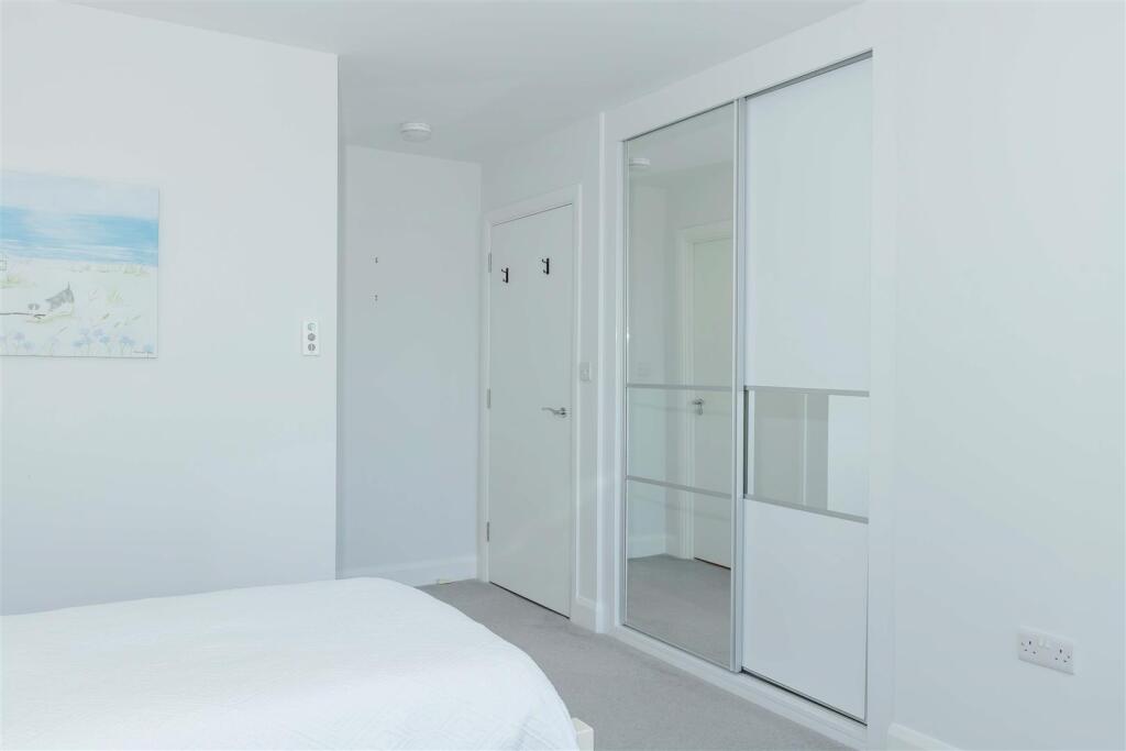 Apartment in Worthing, West Sussex - More