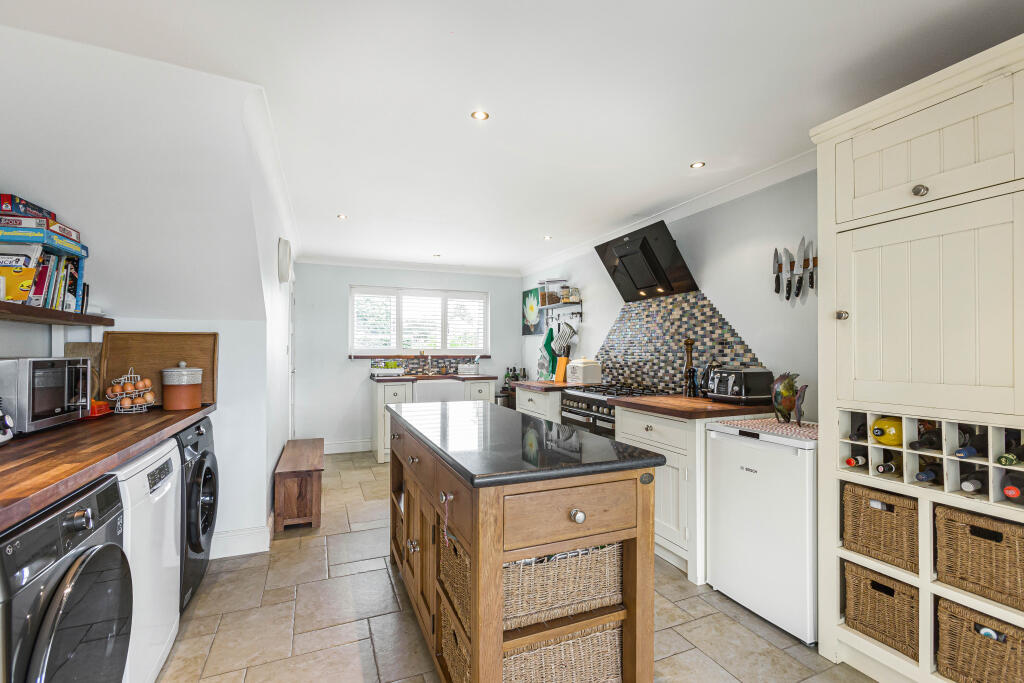 House in Welwyn Hatfield, Hertfordshire - View 4