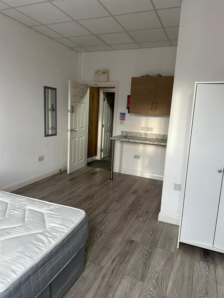 Main image of property: *Huge En-Suite Room* High Street, Hucknall, Nottingham
