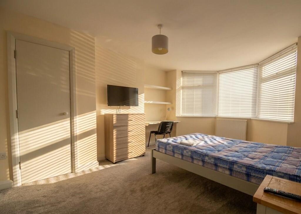 6 bedroom house for rent