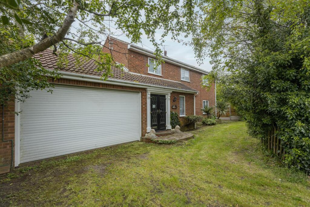 2-bed detached on Coastguard Lane, Kessingland, £325,000