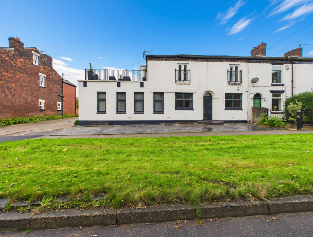 7-bed house on Lower Leigh Road, Westhoughton, Bolton BL5 2EH, £650,000