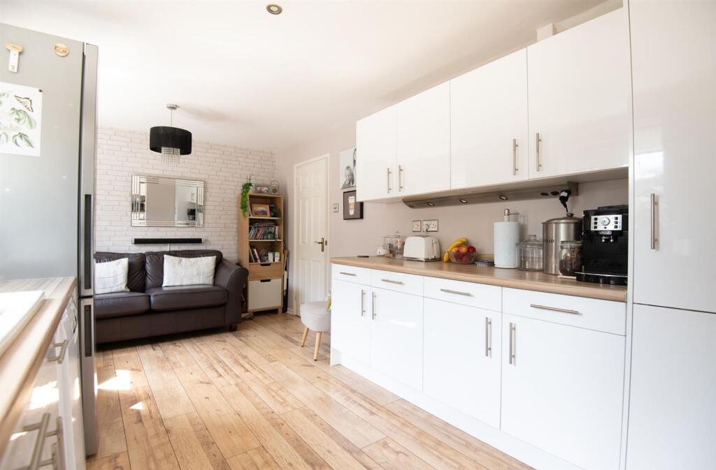 House in Wellingborough, Glenvale Park - More