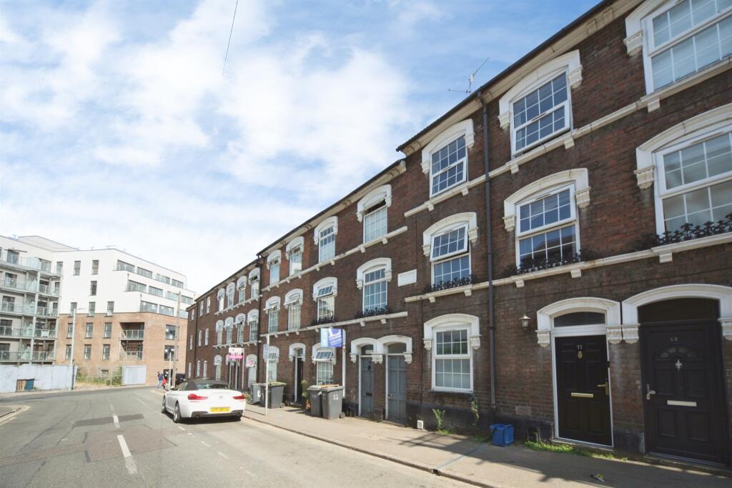 House in Luton - View 2