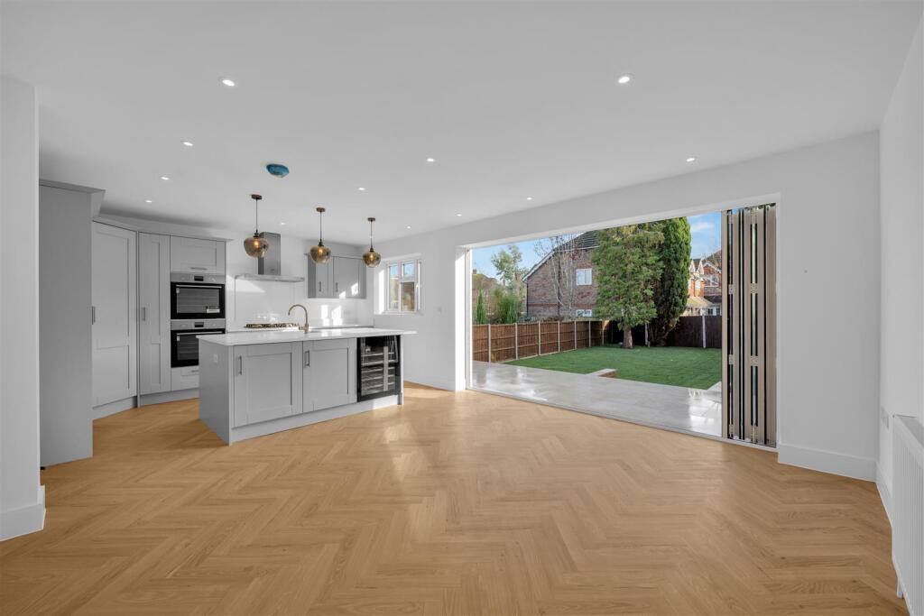 House in London, Farnborough Park, Locksbottom - View 5