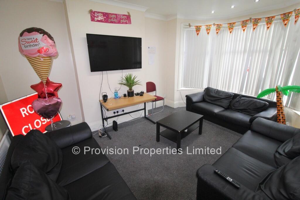 8 bedroom semi-detached house for rent