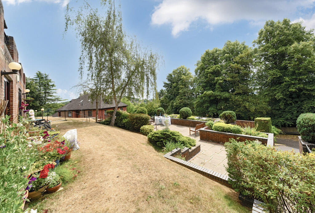 Apartment in Reigate and Banstead, Reffles Bridge, Earlswood - View 2