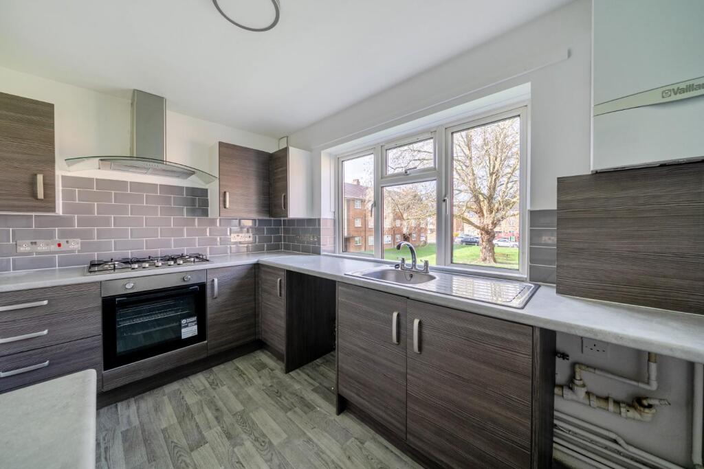 1-bed flat on Hanover Way, Windsor, £175,000