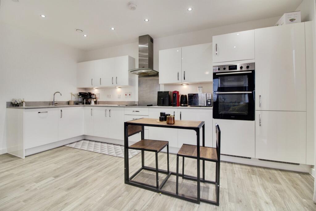 Hilltop Way, Hatfield