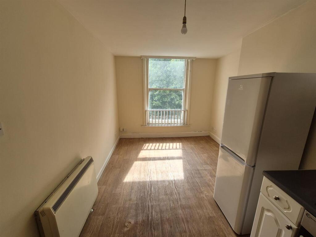 Main image of property: 3 BEDROOM APARTMENT, AVAILABLE NOW!