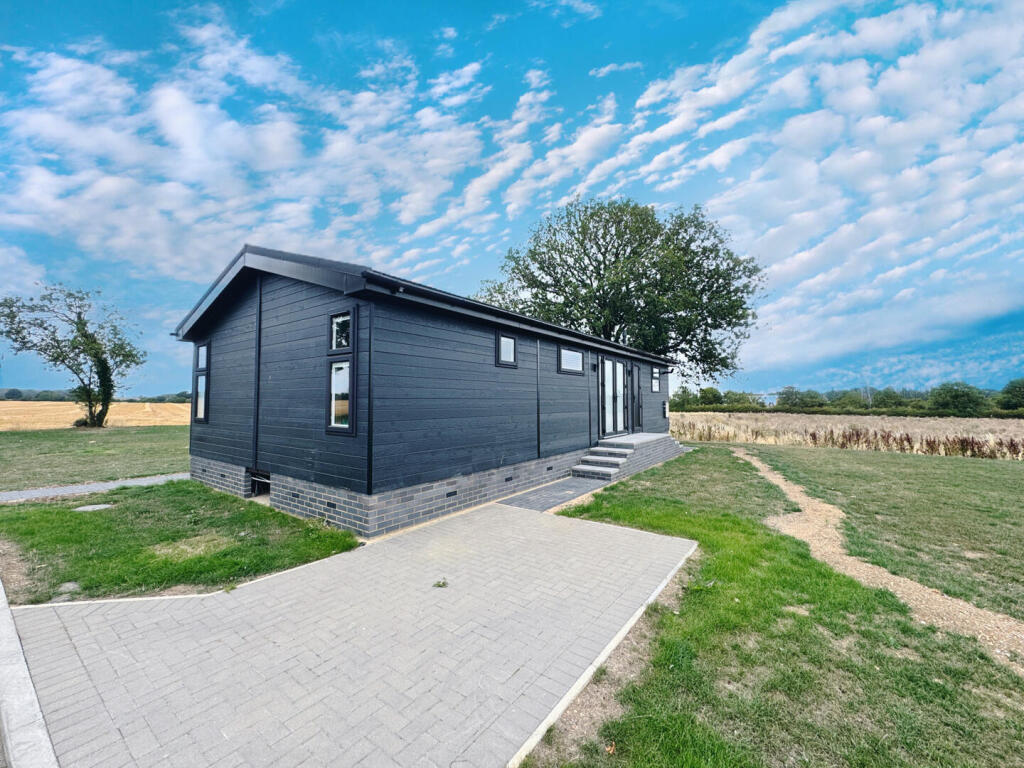 2-bed caravan on Woodside Park, Luton, £330,000