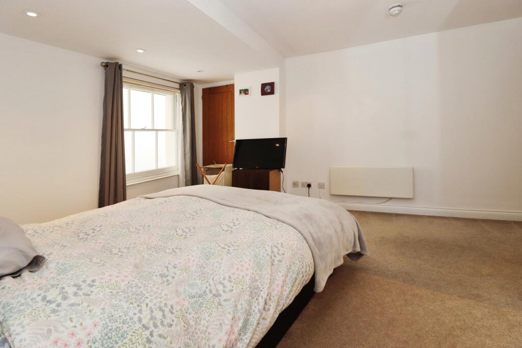 Apartment in Dursley, Woodmancote - More