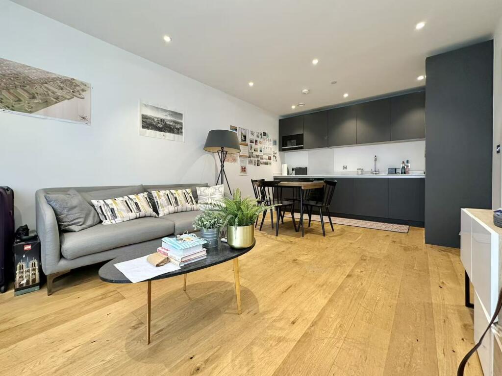 Eastlight Apartments, Dock Street, Tower Hamlets, London - View 4
