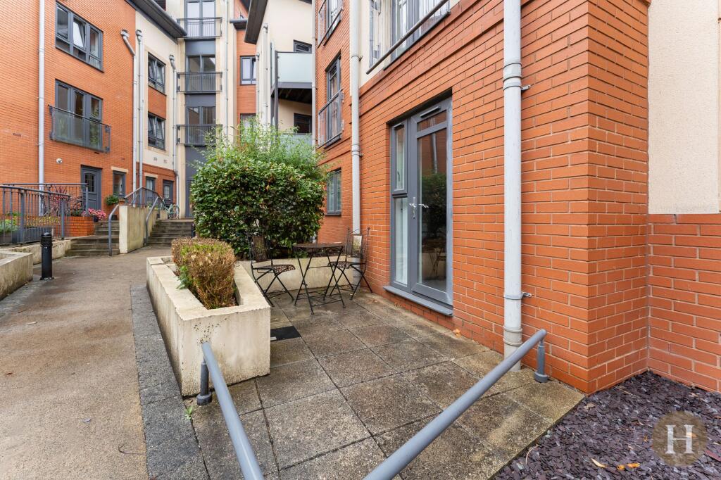 Apartment in Birmingham, Harborne - View 3
