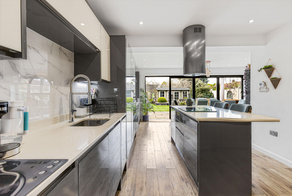 Salisbury Road, Welwyn Garden City, Hertfordshire, AL7 photo 3