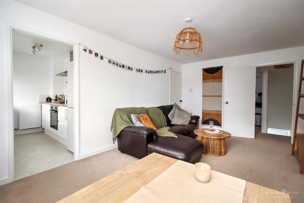 Apartment in Reading, The Triangle, Tilehurst - More